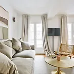 Appartement Design Face Au Musee Grevin