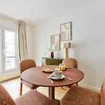 Appartement Design Face Au Musee Grevin